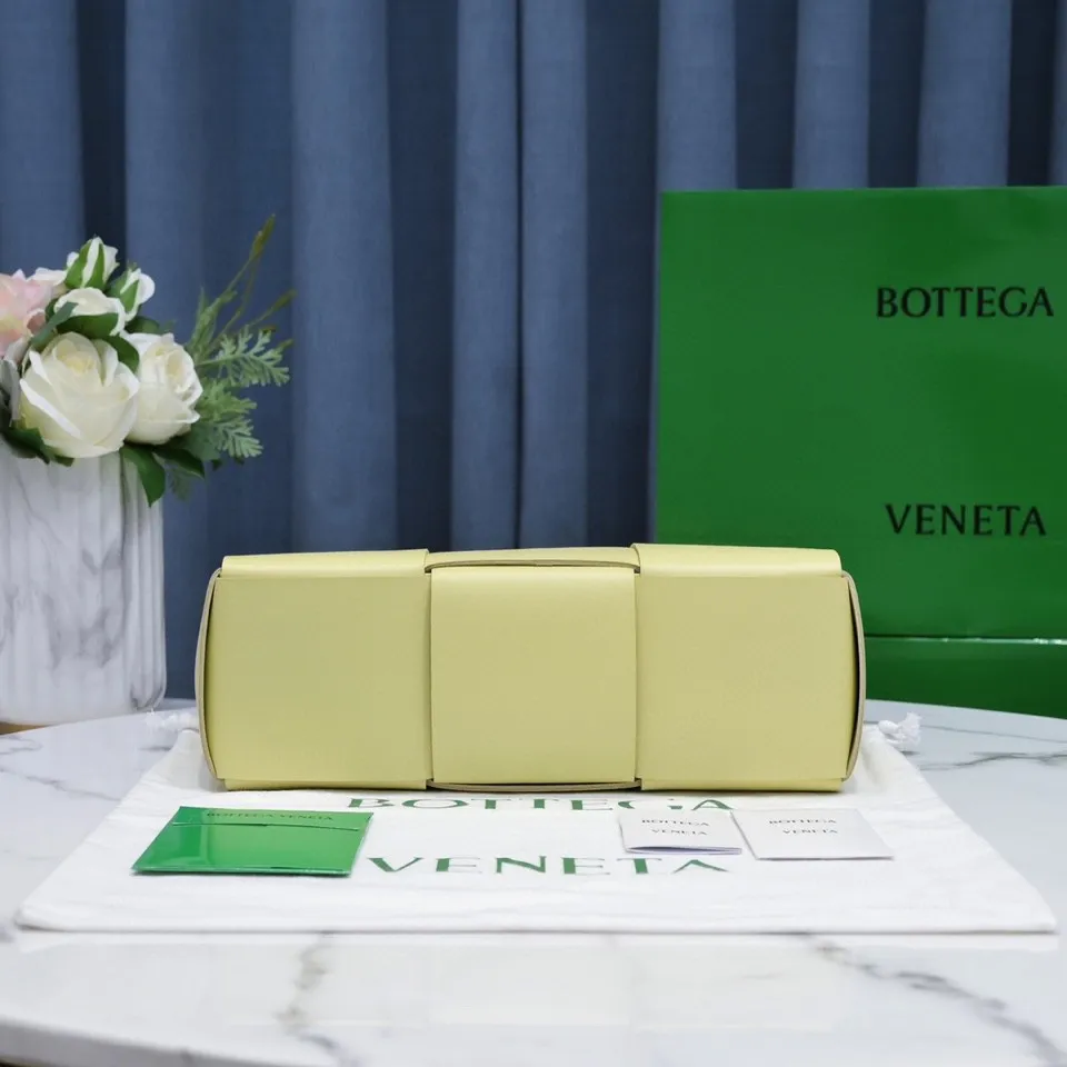 Batch 1760 medium arco, BottegaVeneta# official website latest sheepskin with inner sheepskin SLIP tote handbag, and the logo has been changed to the side panel😍The oversized woven design really makes it a huge gap from ordinary tote bags🔗🔗Different color combinations inside and outside ⛓Daniel Lee leads the brand's DNA to continue to evolve with fresh inspiration🧬🧬showing a balanced style of luxury and reality👉: 30*20*12 Model: 9893#